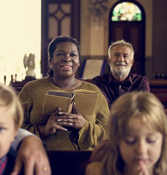 Personnes priant dans l'église — Photo