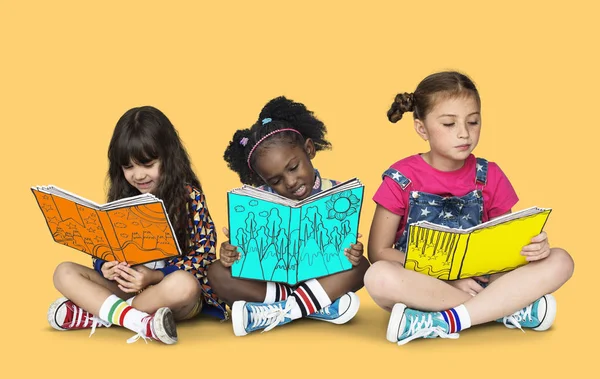 Милі маленькі дівчата читають книги — стокове фото