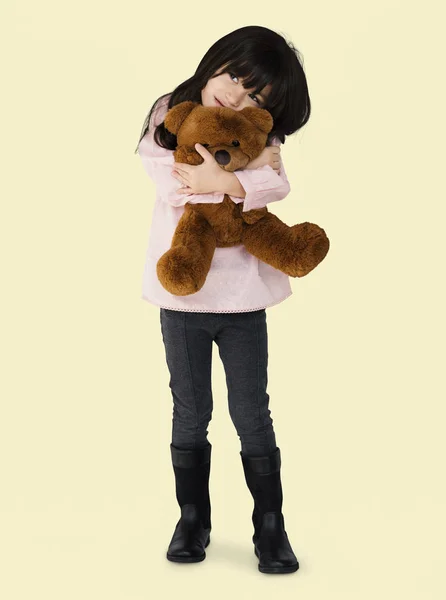 Meisje knuffelen teddybeer — Stockfoto