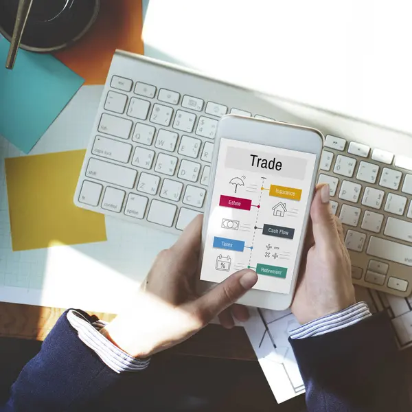 Erkek eller akıllı telefonu tutuyor.