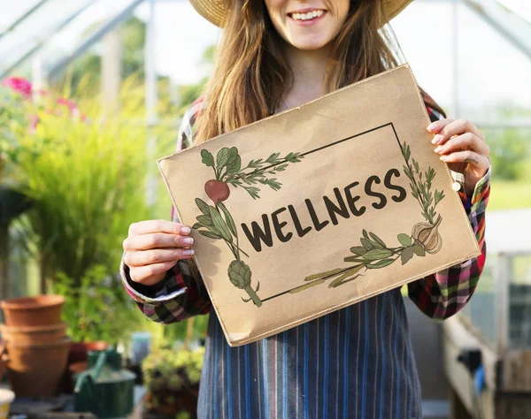 Vrouw met papier banner in kas — Stockfoto