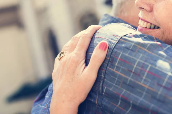 Senior paar in liefde te omarmen — Stockfoto