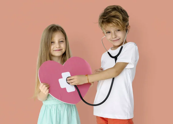 Enfants à l "écoute du cœur avec stéthoscope — Photo