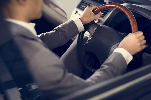 Οδηγώντας αυτοκίνητο επιχειρηματία — Φωτογραφία Αρχείου