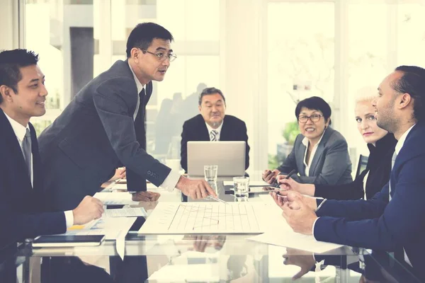 Gente de negocios haciendo una lluvia de ideas en la mesa — Foto de Stock