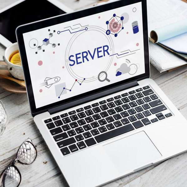 открытый ноутбук на деревянном столе
