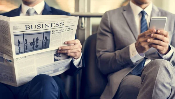 Homens de negócios lendo jornal — Fotografia de Stock