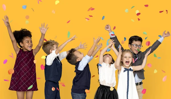 Bambini Festeggiamo con coriandoli — Foto Stock