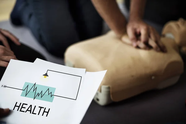 Persone in formazione CPR primo soccorso — Foto Stock