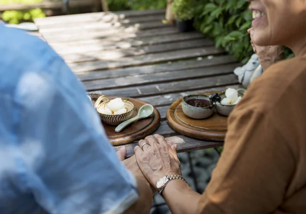 Pareja cogida de la mano — Foto de Stock