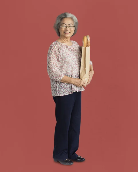 Жінка тримає багети — стокове фото