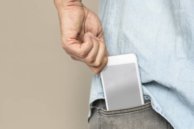 El ele tutuşan akıllı telefon.
