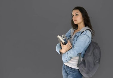 Kitap tutan sırt çantası ile kız öğrenci