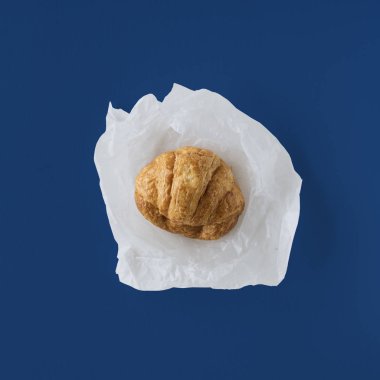 Beyaz peçete üzerinde lezzetli kruvasan 