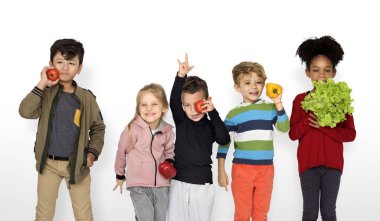 sebze tutan çocuklar