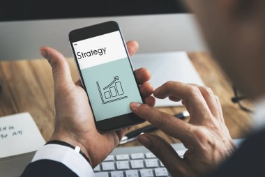 Akıllı telefon kullanan iş adamı