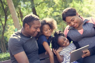 Dijital tablet kullanan aile