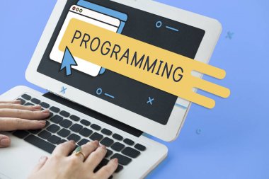 Dizüstü bilgisayarda yazan kadın klavyesi