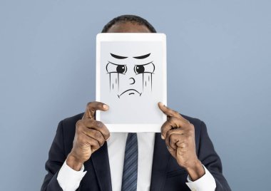 Dijital tablet kapsayan yüz tutan adam