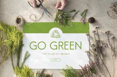 Çiçekçi kadın makas ile kesme