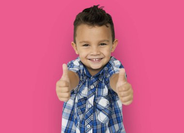  elleri ile ok belirtileri gösteren çocuk