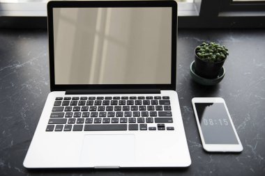 çalışma alanı tablo açılan dizüstü bilgisayar