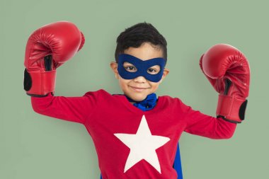 Çocuk giyen süper kahraman kostümü  