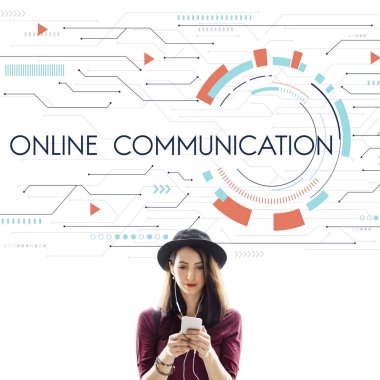 Akıllı telefon tarama şapkalı kadın