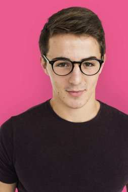 gözlük genç yakışıklı adam