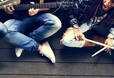 İnsanlar iskambil gitar 