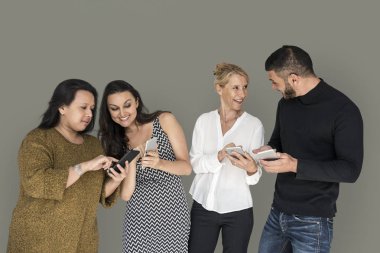 konuşmak ve akıllı telefonlar kullanarak çok ırklı insanlar