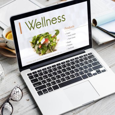 ahşap masa üstünde açılan laptop