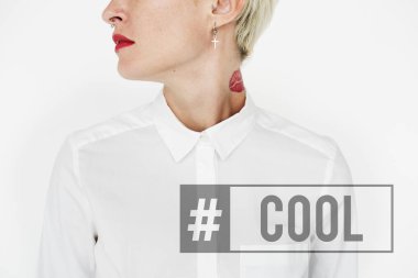 Beyaz gömlekli genç kadın