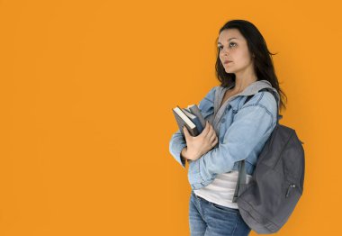 Kitap tutan sırt çantası ile kız öğrenci