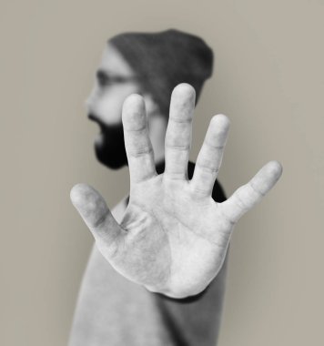  adam gösteren dur sembolü el ile