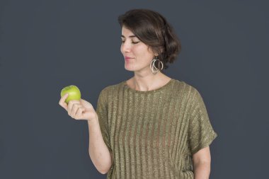 Yeşil elma tutan kadın