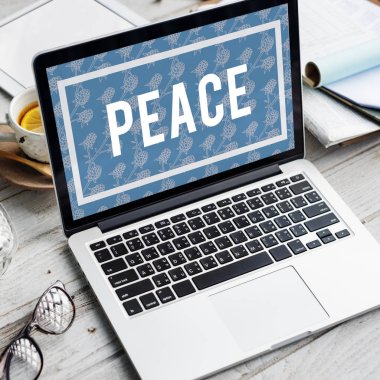 ahşap masa üstünde açılan laptop