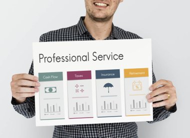 Olgun adam holding afiş.