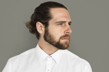 beyaz gömlek giyiyor