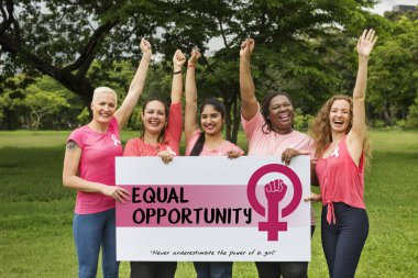 afiş tutarak beş gülümseyen kadın 