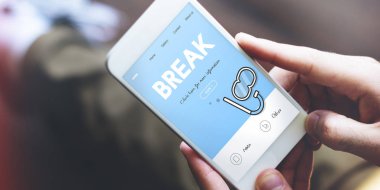 Erkek eller akıllı telefonu tutuyor.  