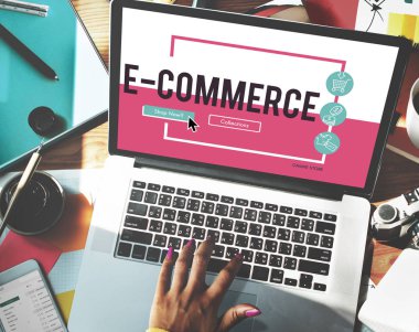 Dizüstü bilgisayarda el yazısı yazan kadın.