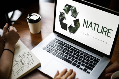 dizüstü bilgisayar ile ahşap masa