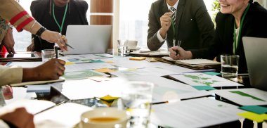 İnsanlar Uluslararası Konferansı'nda tartışıyor