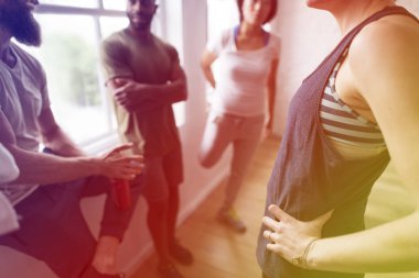 insanlar Yoga tatilinde konuşmak