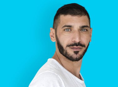 Orta Doğu adam kameraya bakan