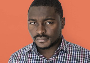 genç siyah elbise adam