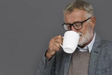 yetişkin adam çay içme