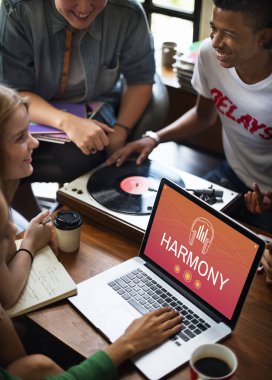 Vinil dükkanda genç arkadaşlar