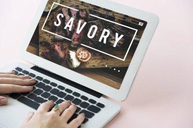 Dizüstü bilgisayarda yazan kadın klavyesi